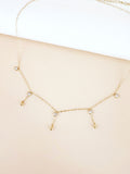 Collier fin pierres blanches perles dorées