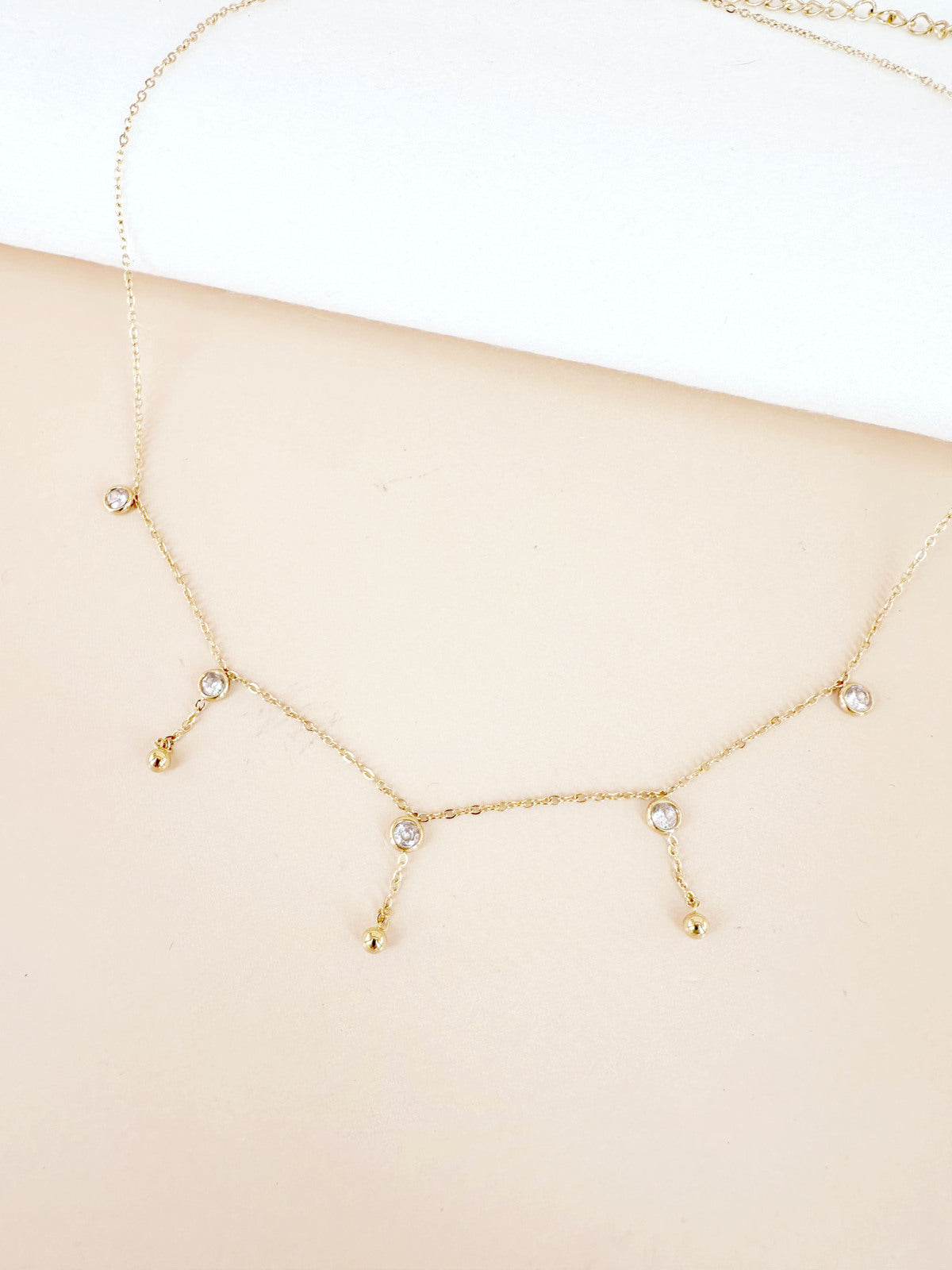Collier fin pierres blanches perles dorées