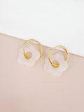 Boucles d'oreilles fleur résine rose pâle créoles dorées