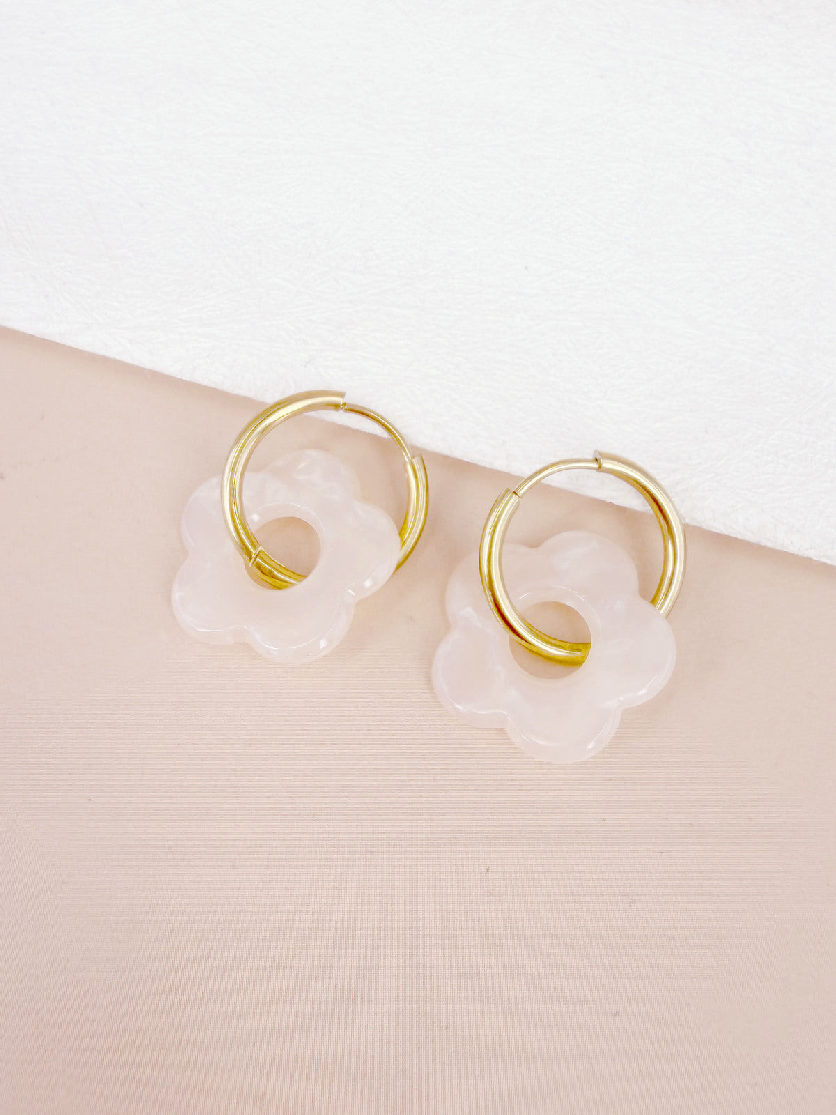 Boucles d'oreilles fleur résine rose pâle créoles dorées