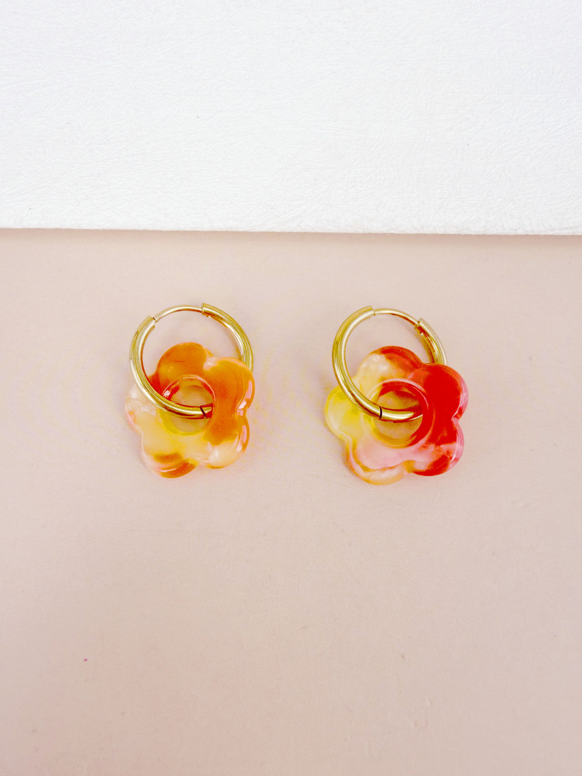Boucles d'oreilles fleur résine orange rouge créoles dorées