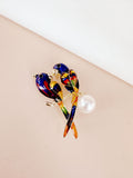 Broche oiseaux colorés perle blanche