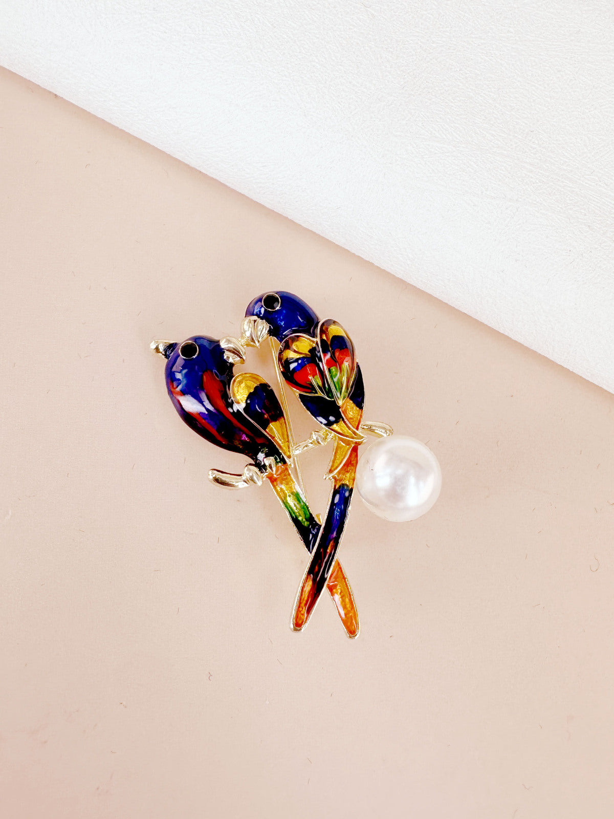 Broche oiseaux colorés perle blanche
