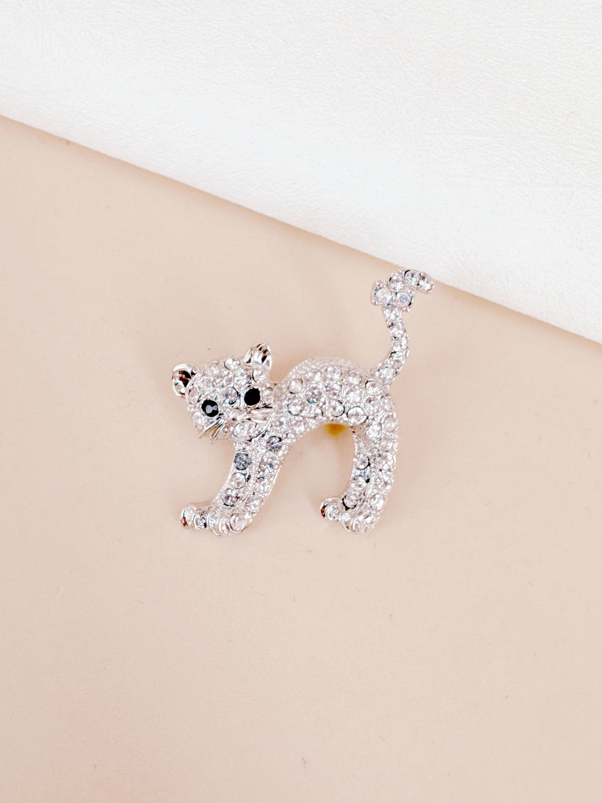 Broche chat strass argenté