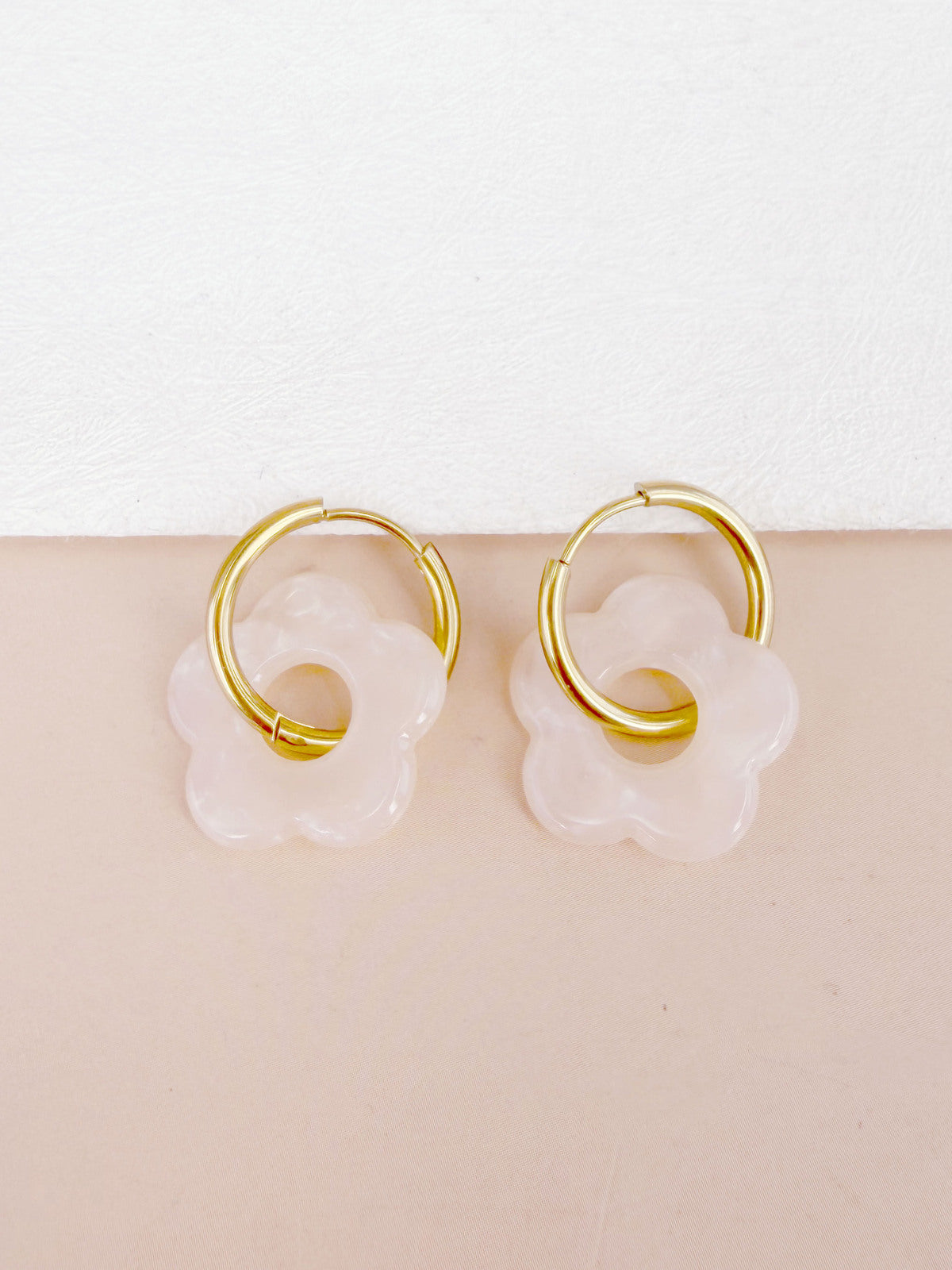Boucles d'oreilles fleur résine rose pâle créoles dorées