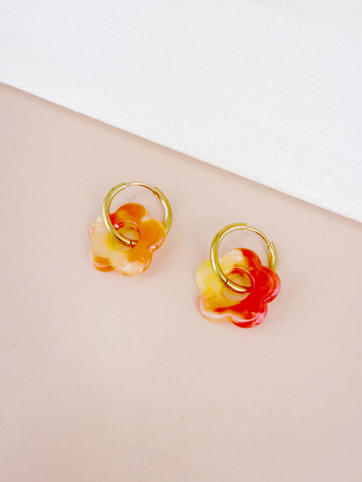 Boucles d'oreilles fleur résine orange rouge créoles dorées