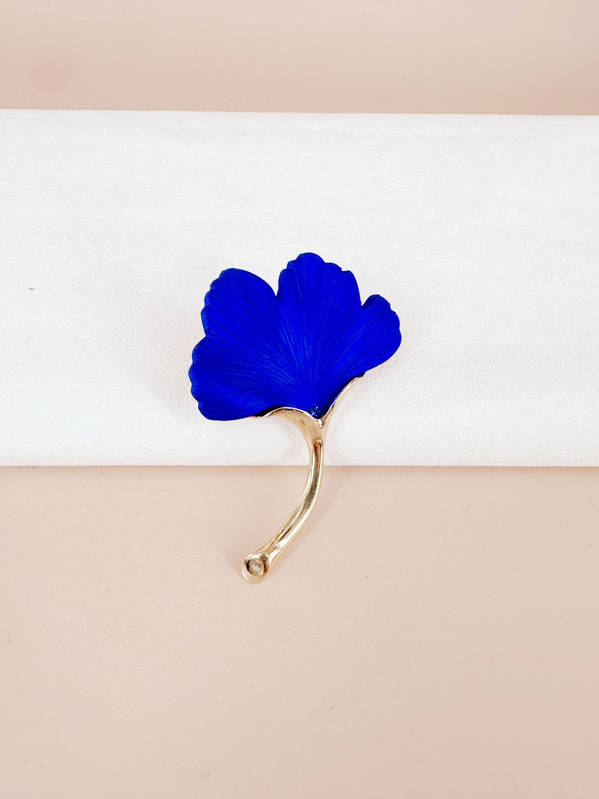 Broche feuille ginkgo bleue