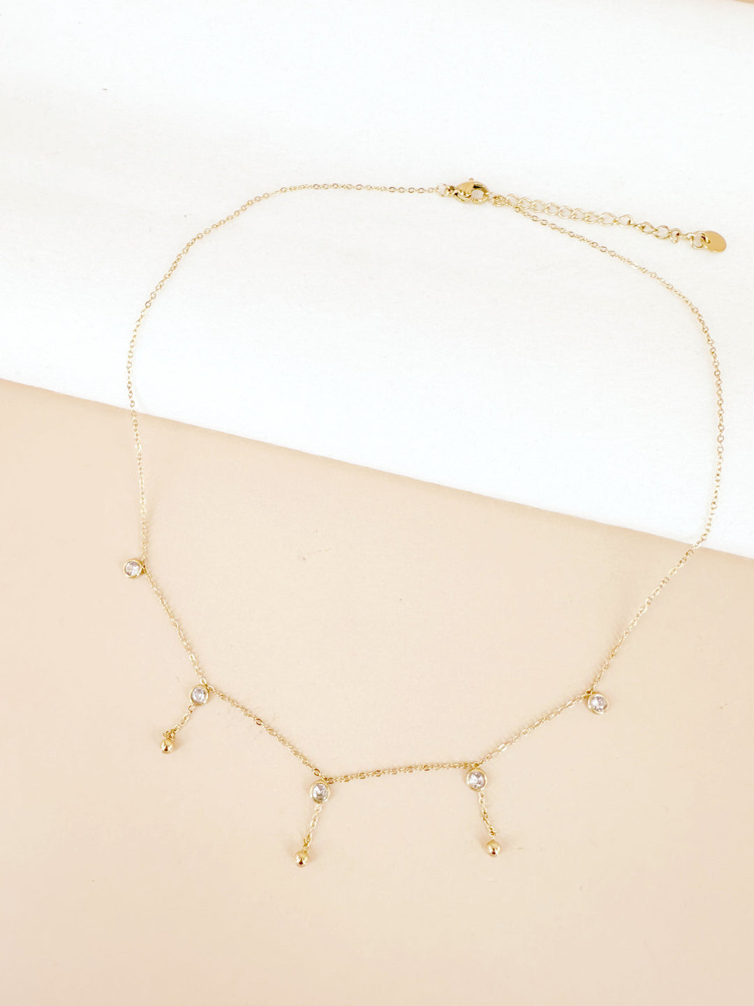 Collier fin pierres blanches perles dorées