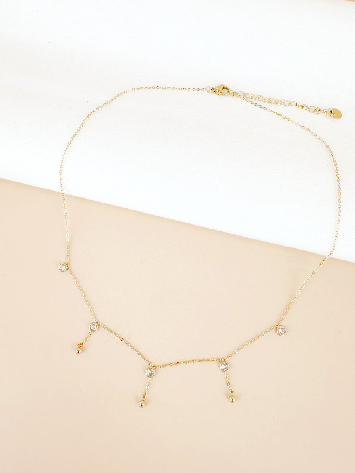 Collier fin pierres blanches perles dorées