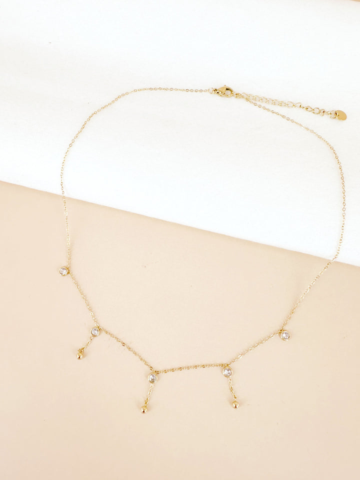 Collier fin pierres blanches perles dorées