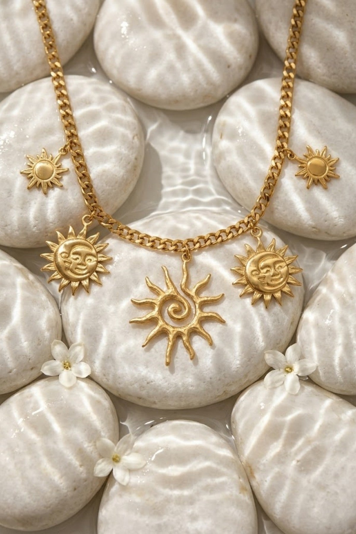 Collier soleils et lunes breloques doré