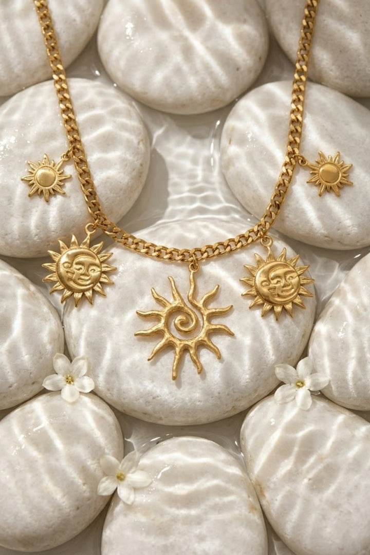 Collier soleils et lunes breloques doré