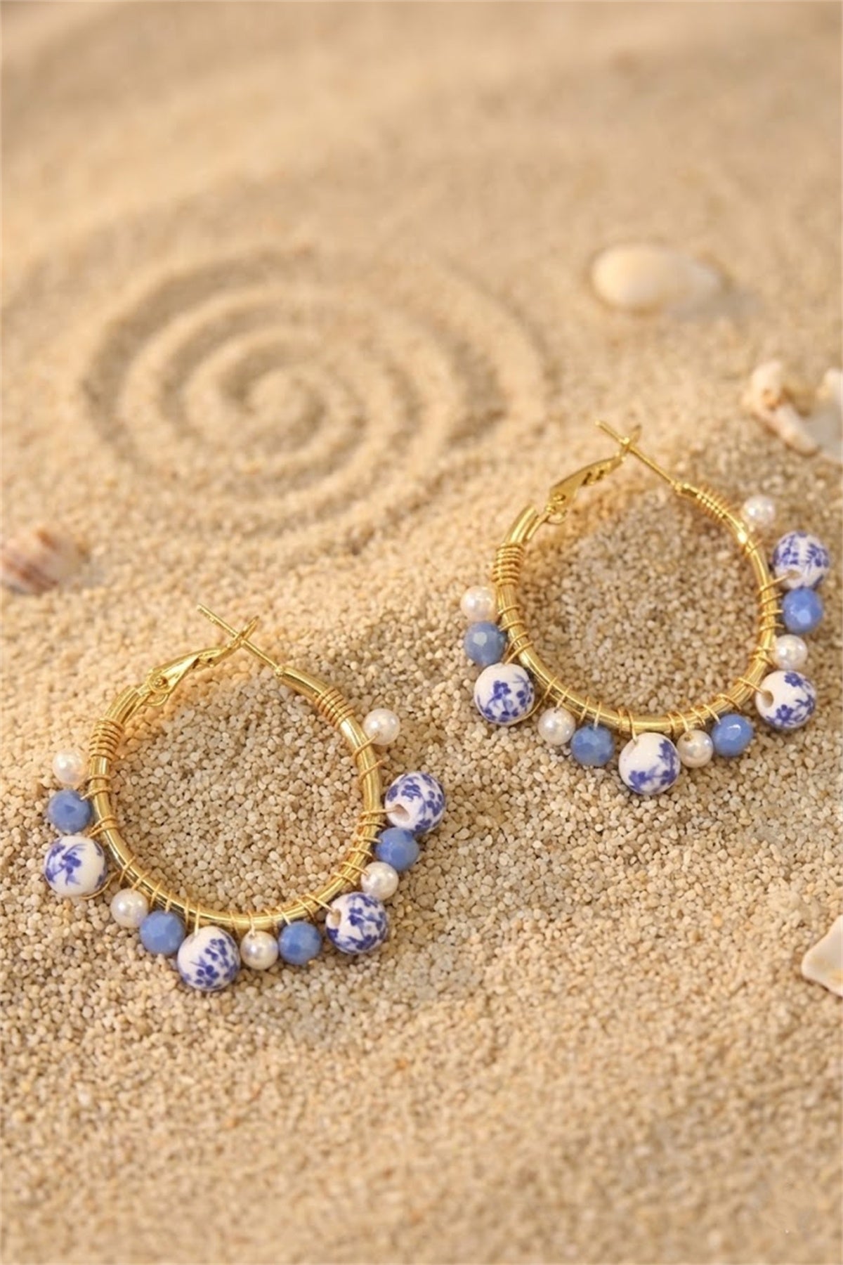 Boucles d'oreilles créoles perles céramique et nacrées bleu