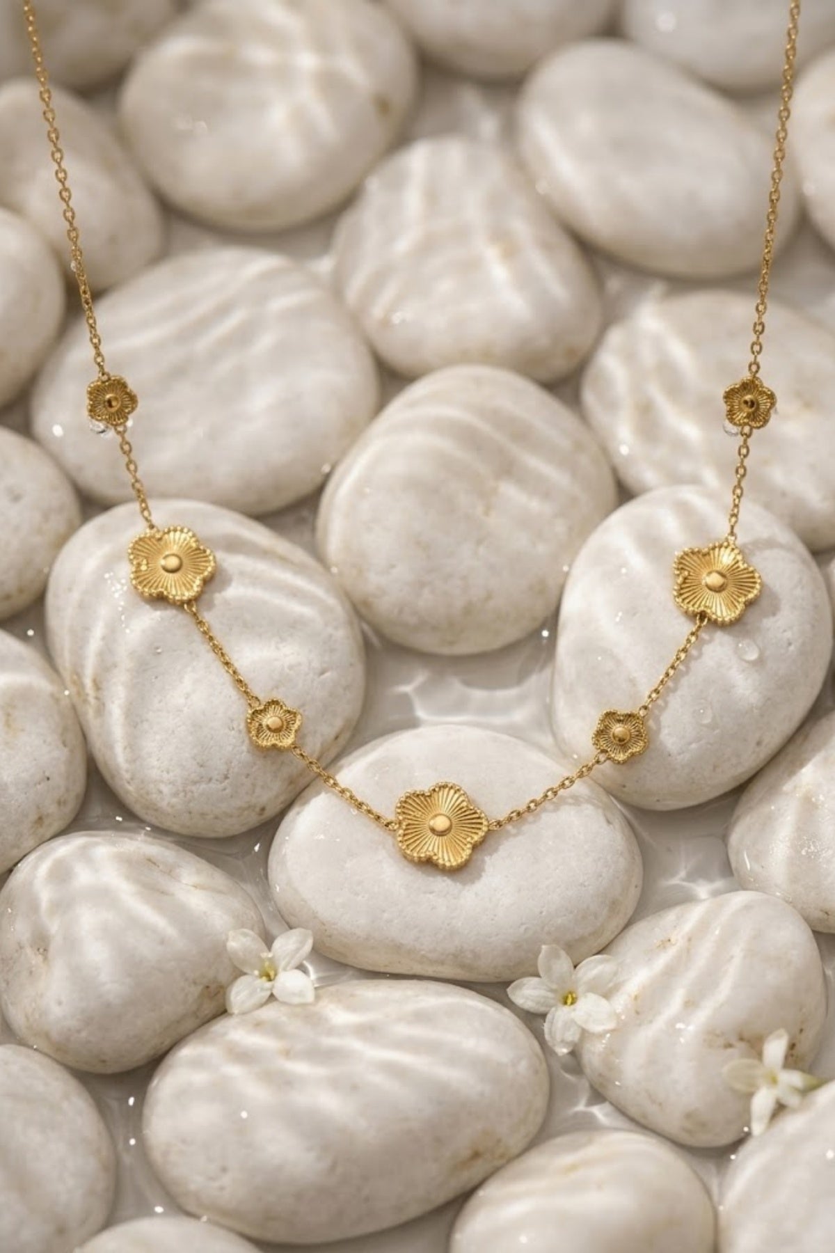 Collier fleurs dorées ciselées