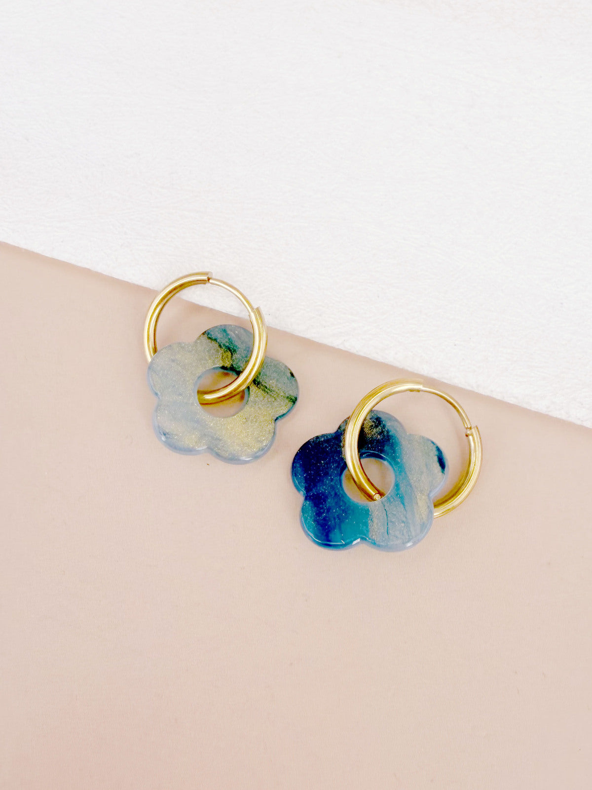 Boucles d'oreilles fleur résine bleu pailleté créoles dorées