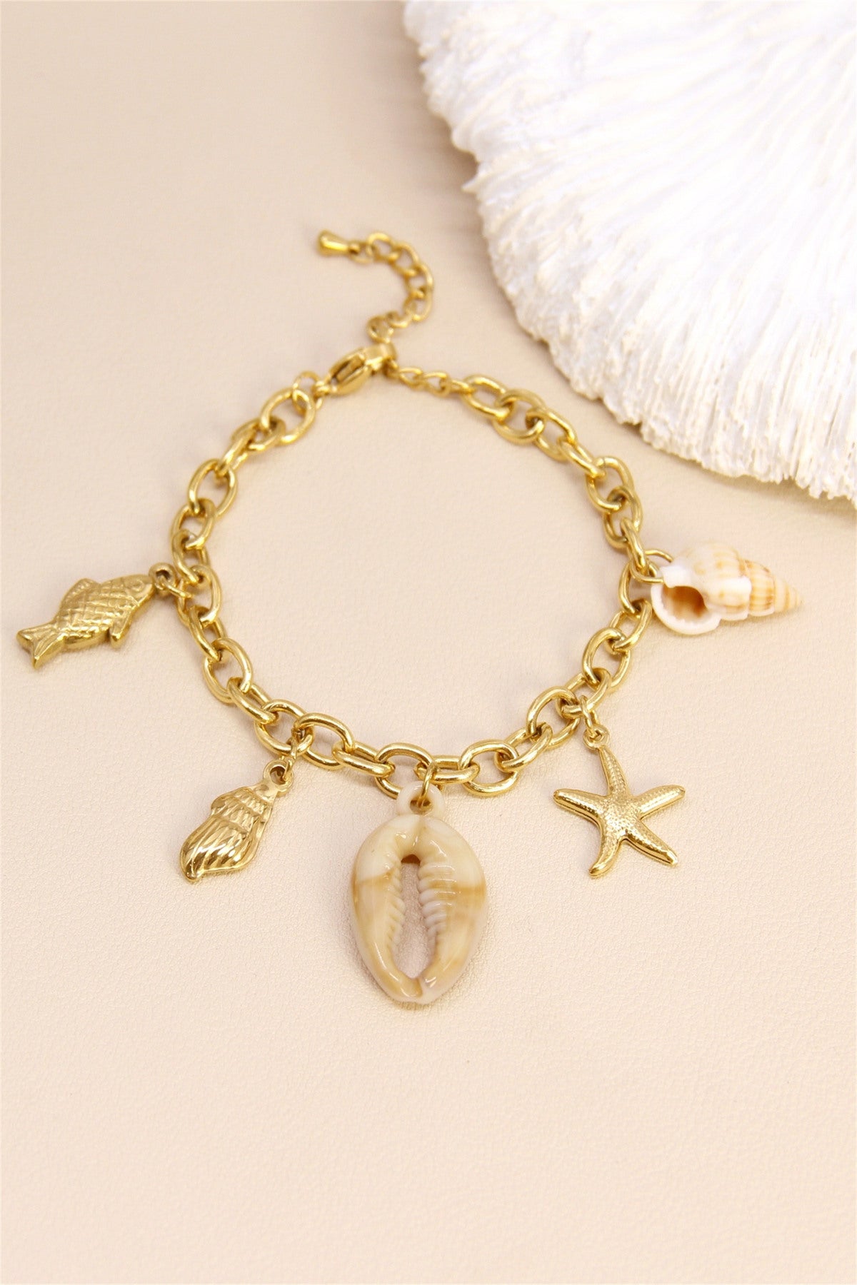 Bracelet chaîne breloques coquillages marins doré