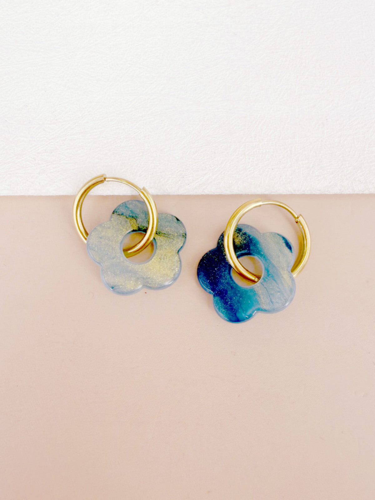 Boucles d'oreilles fleur résine bleu pailleté créoles dorées