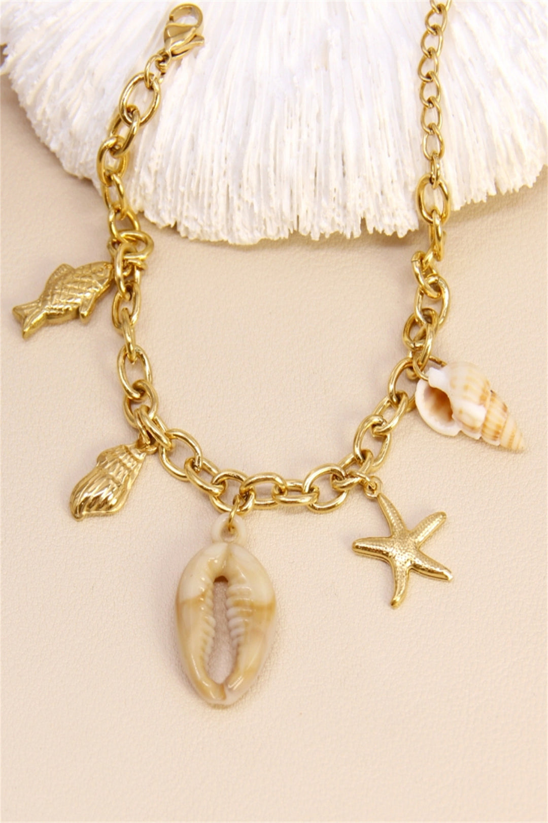 Bracelet chaîne breloques coquillages marins doré