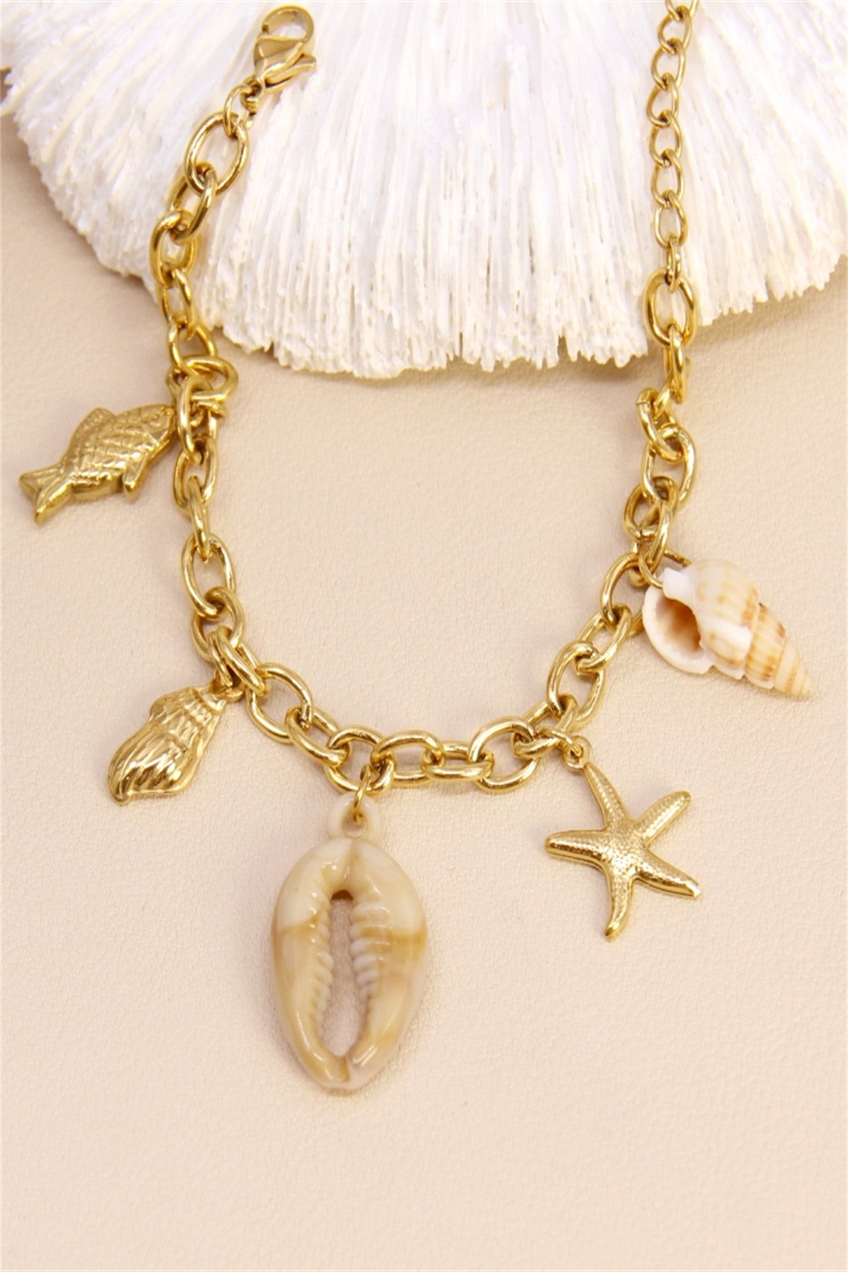 Bracelet chaîne breloques coquillages marins doré