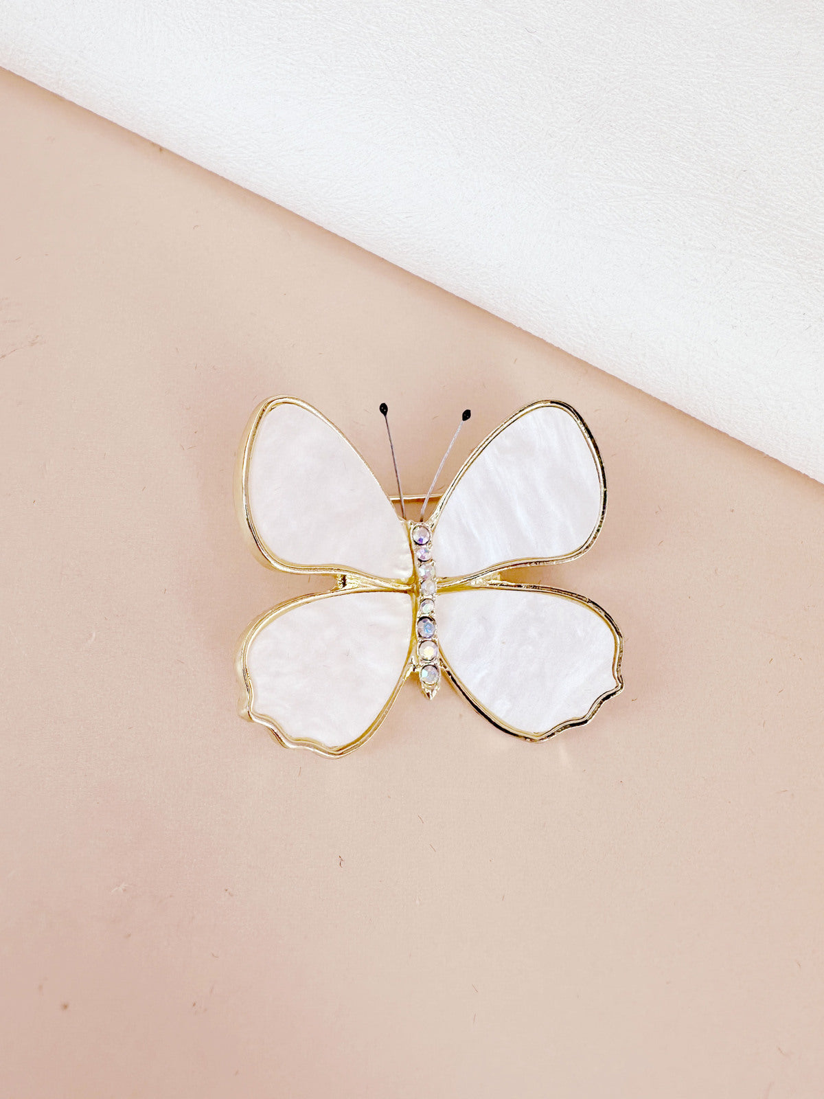 Broche papillon nacré blanc