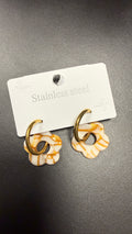 Boucles d'oreilles fleur résine blanche veinée ocre créoles dorées