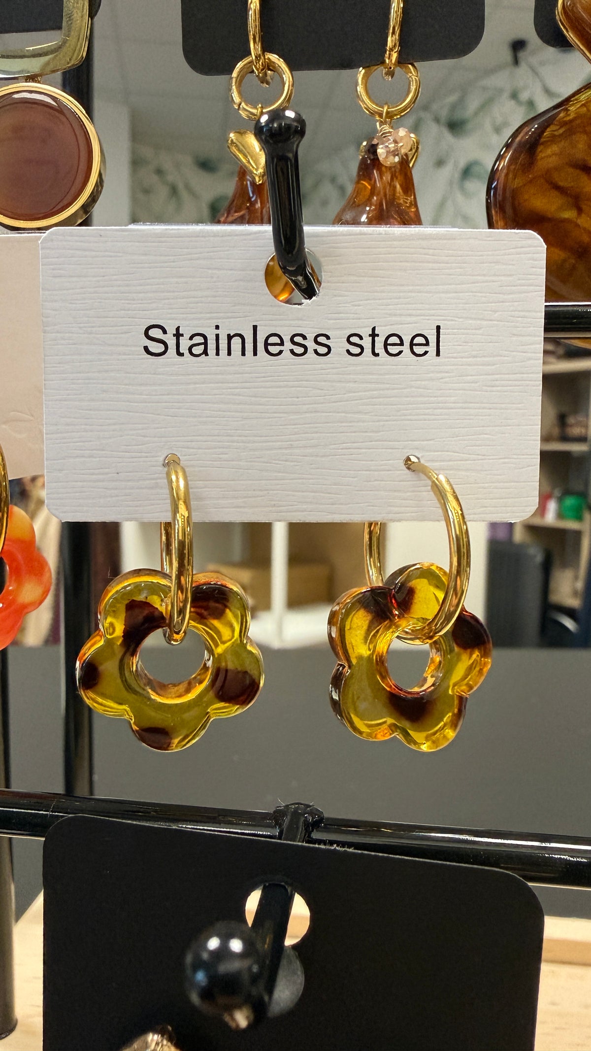 Boucles d'oreilles fleur résine jaune miel taches léopard créoles dorées