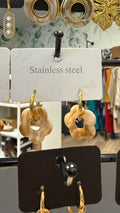 Boucles d'oreilles fleur résine marbrée beige caramel créoles dorées