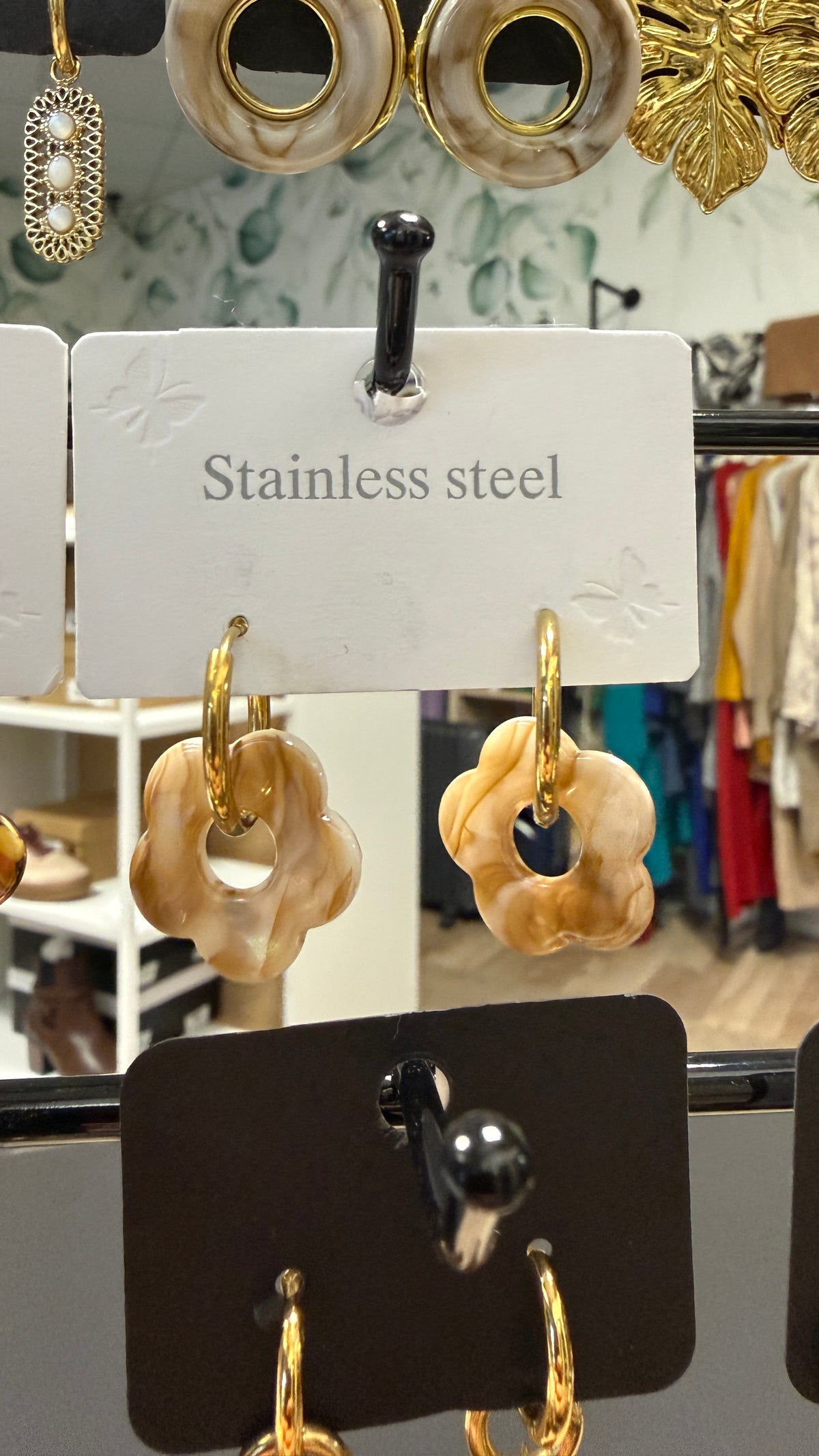 Boucles d'oreilles fleur résine marbrée beige caramel créoles dorées