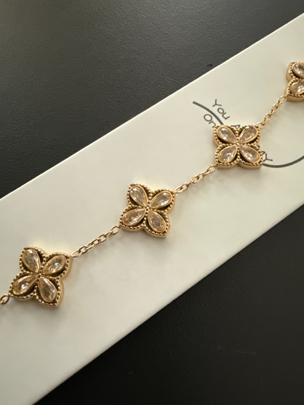 Bracelet chaîne dorée fleurs quatre pétales strass