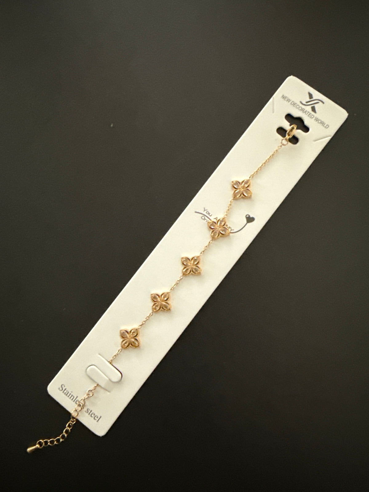 Bracelet chaîne dorée fleurs quatre pétales strass
