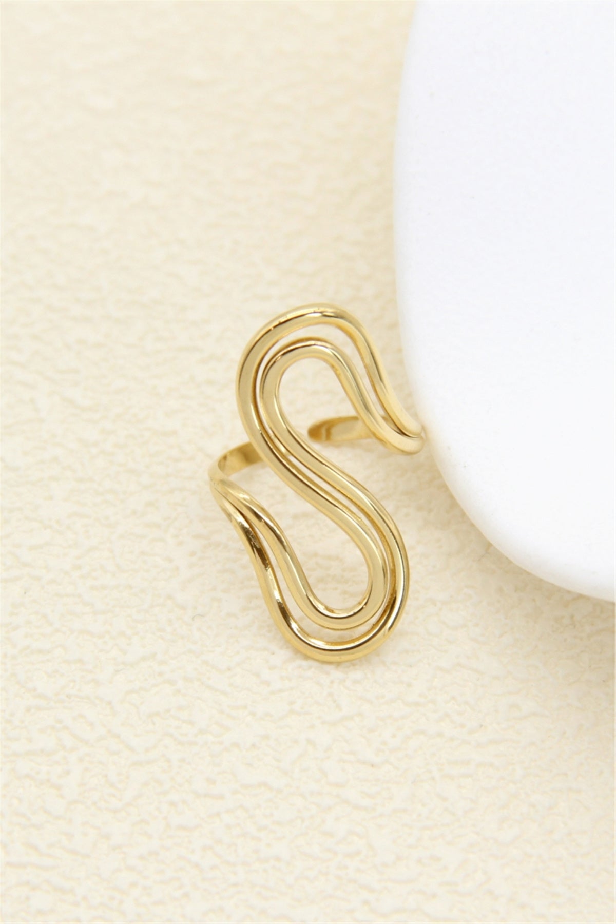 Bague ouverte dorée vague en S double ligne ajourée