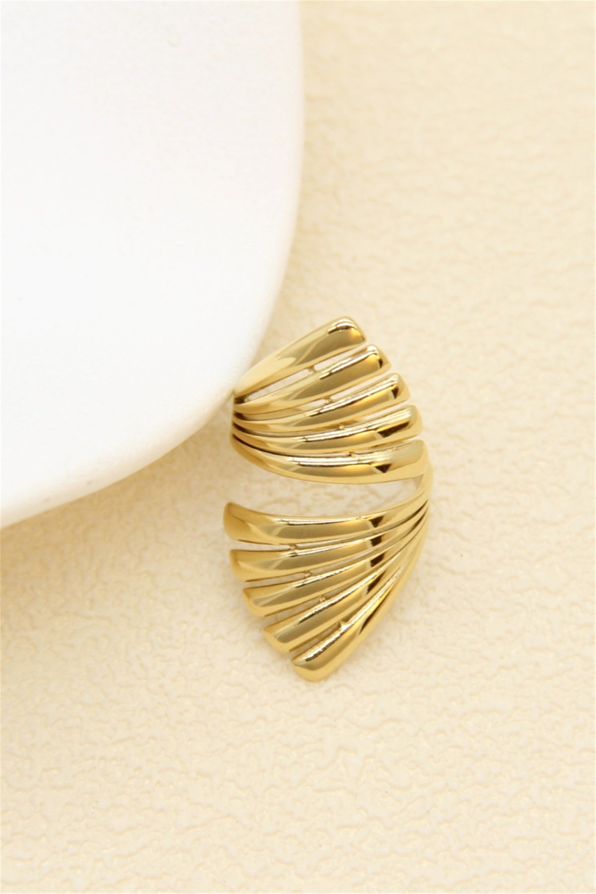 Bague ouverte dorée éventail ajouré effet ailes