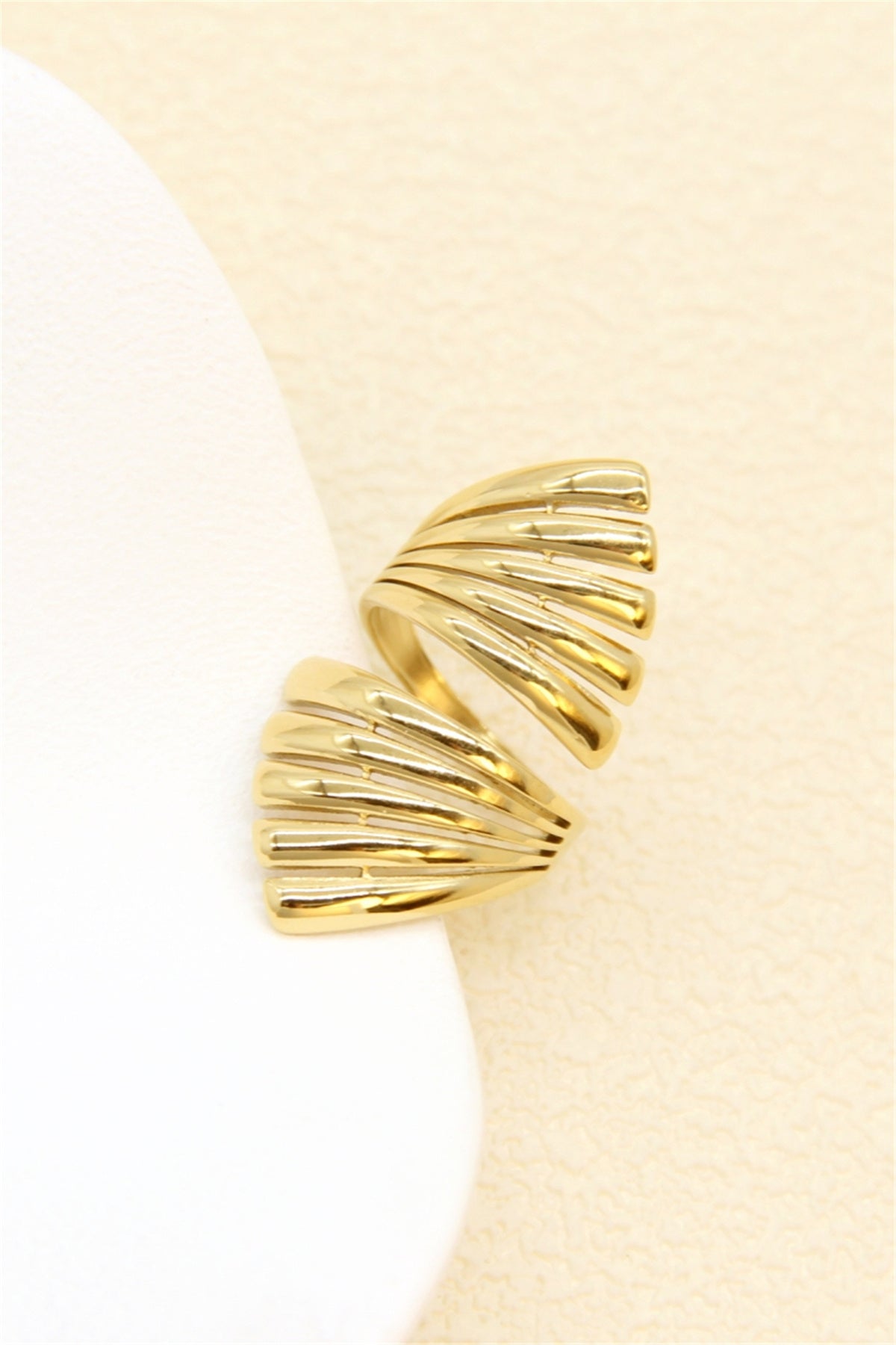 Bague ouverte dorée éventail ajouré effet ailes