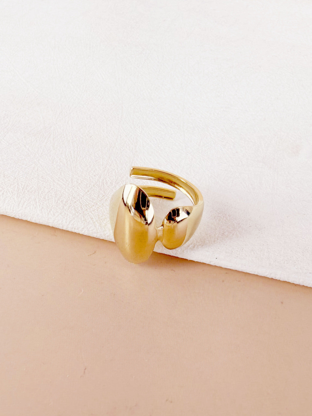 Bague ouverte à volumes bombés dorés