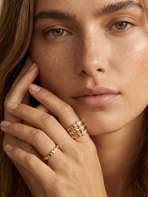 Bague trois rangs à pastilles dorées et perles