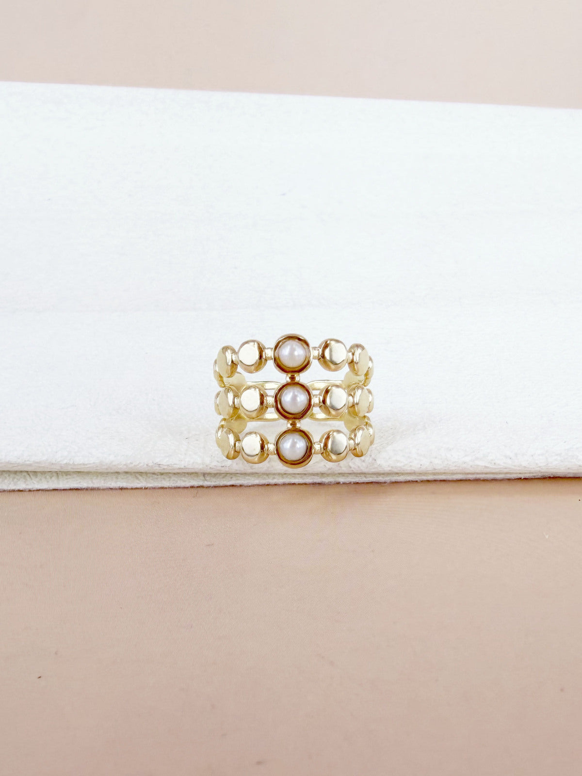 Bague trois rangs à pastilles dorées et perles