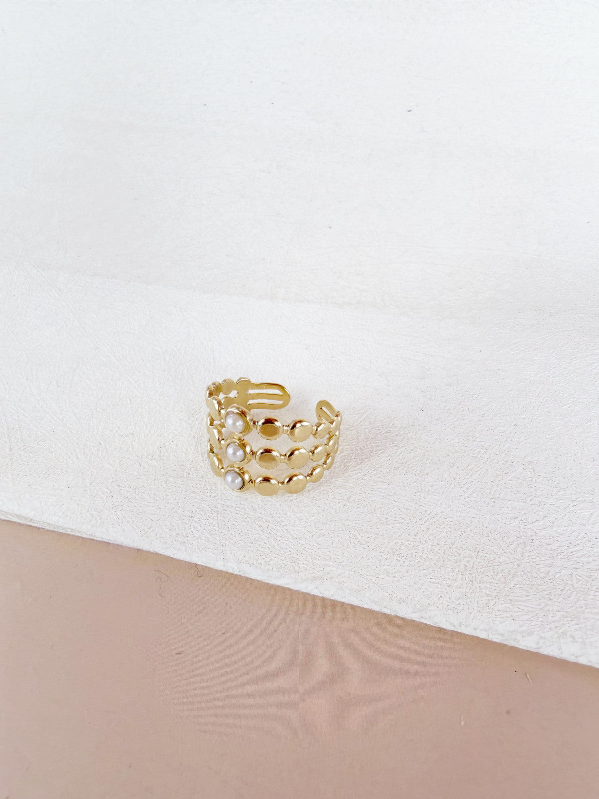 Bague trois rangs à pastilles dorées et perles