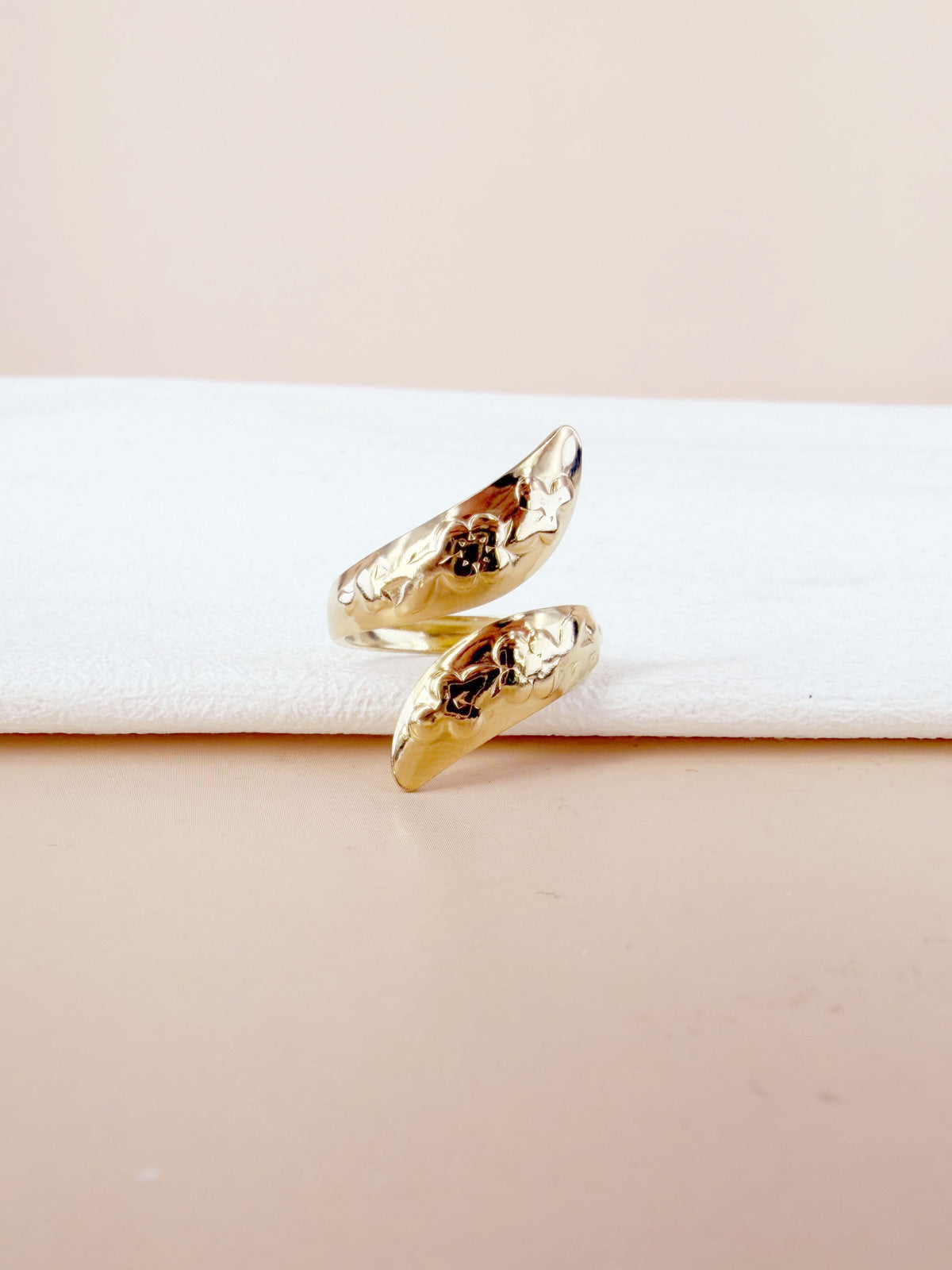 Bague ouverte croisée à motifs floraux gravés