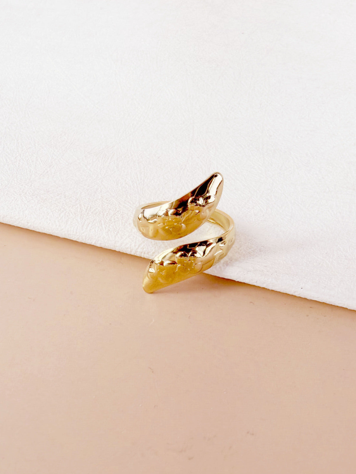 Bague ouverte croisée à motifs floraux gravés