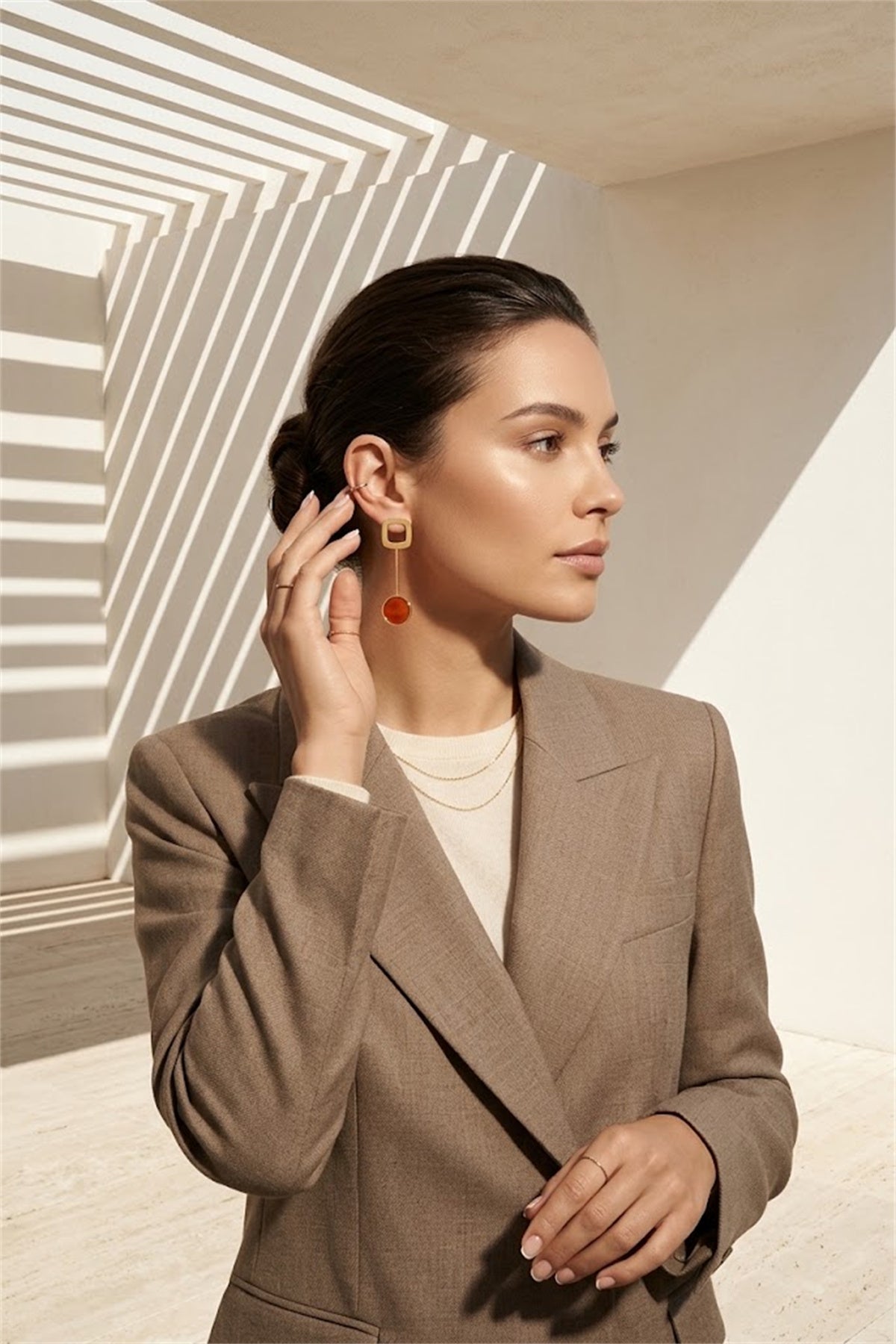 Boucles d'oreilles asymétriques dorées carré ajouré et pierre rouge orangé