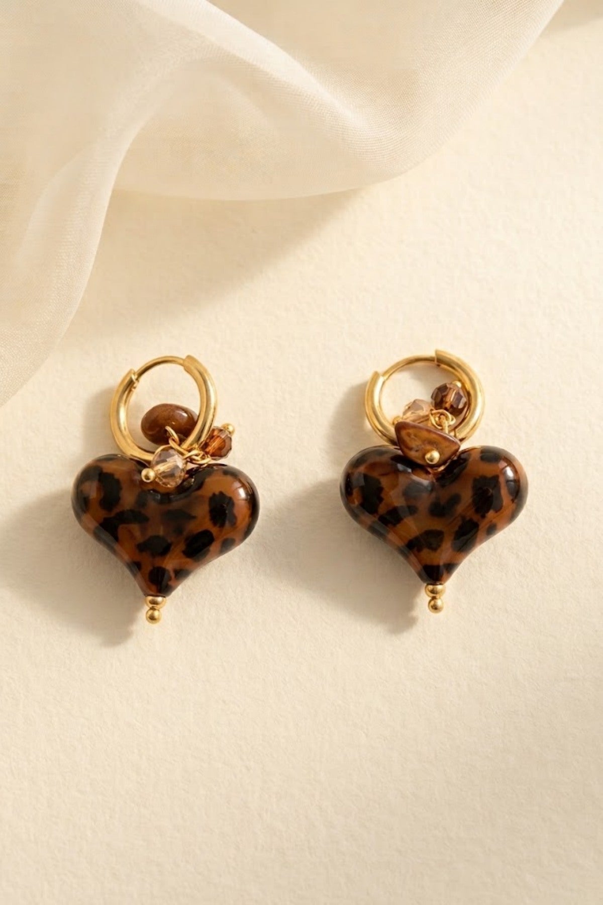 Boucles d'oreilles créoles dorées breloque cœur motif léopard