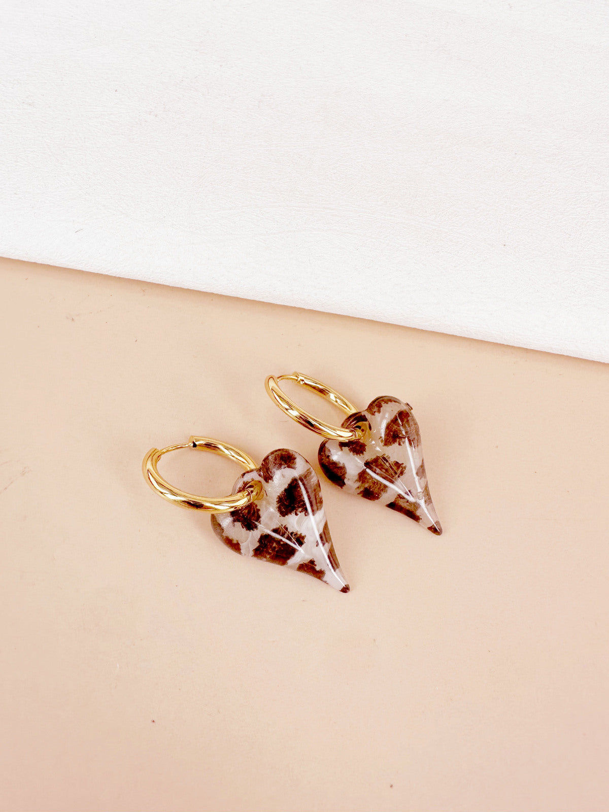 Boucles d’oreille cœur effet léopard