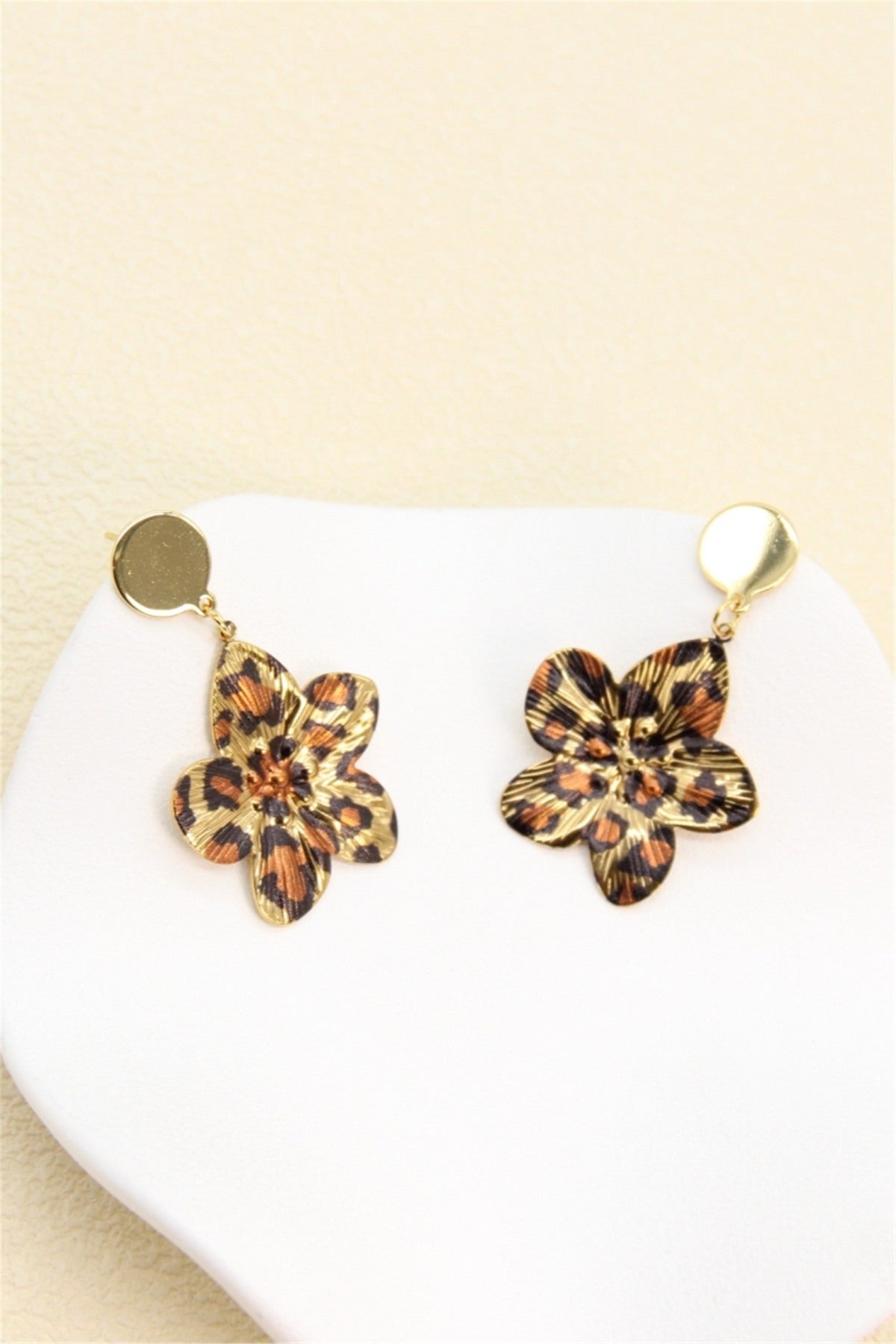 Boucles d'oreilles pendantes fleur dorée motif léopard