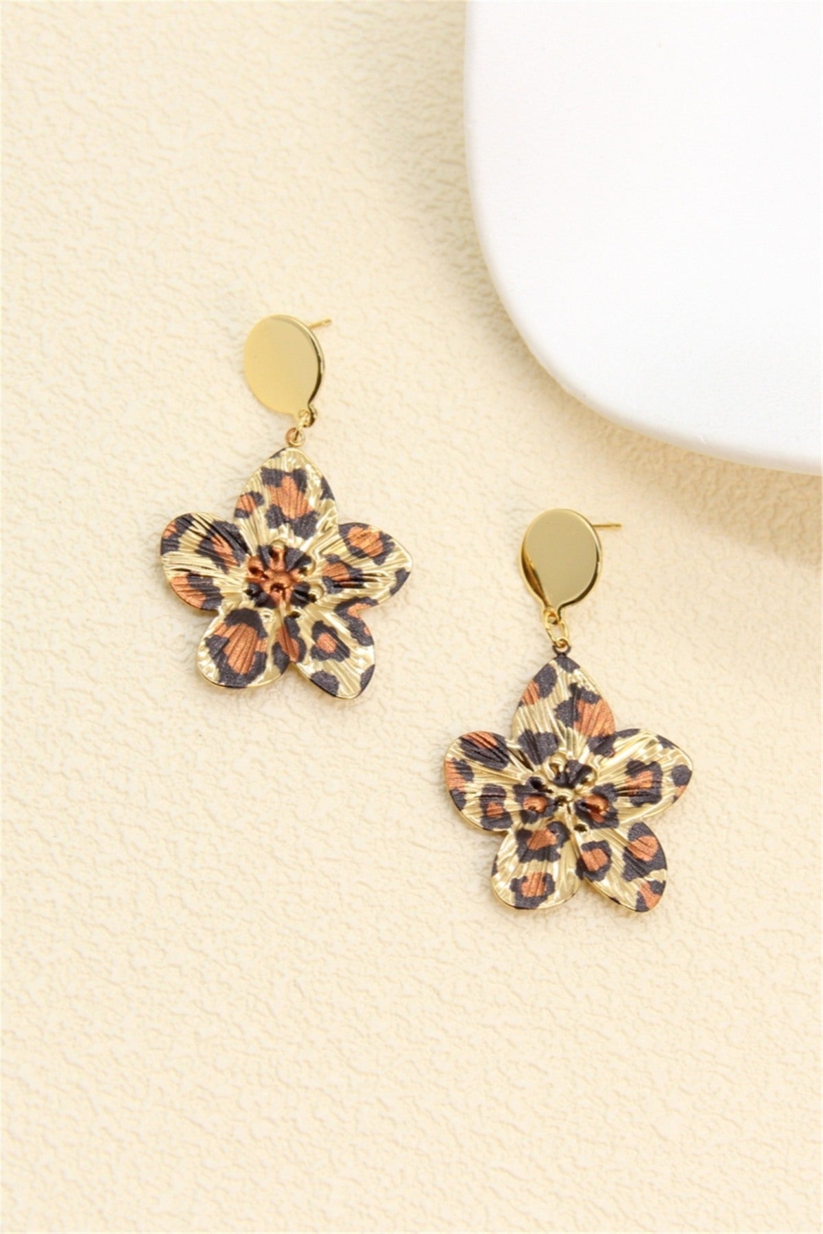 Boucles d'oreilles pendantes fleur dorée motif léopard