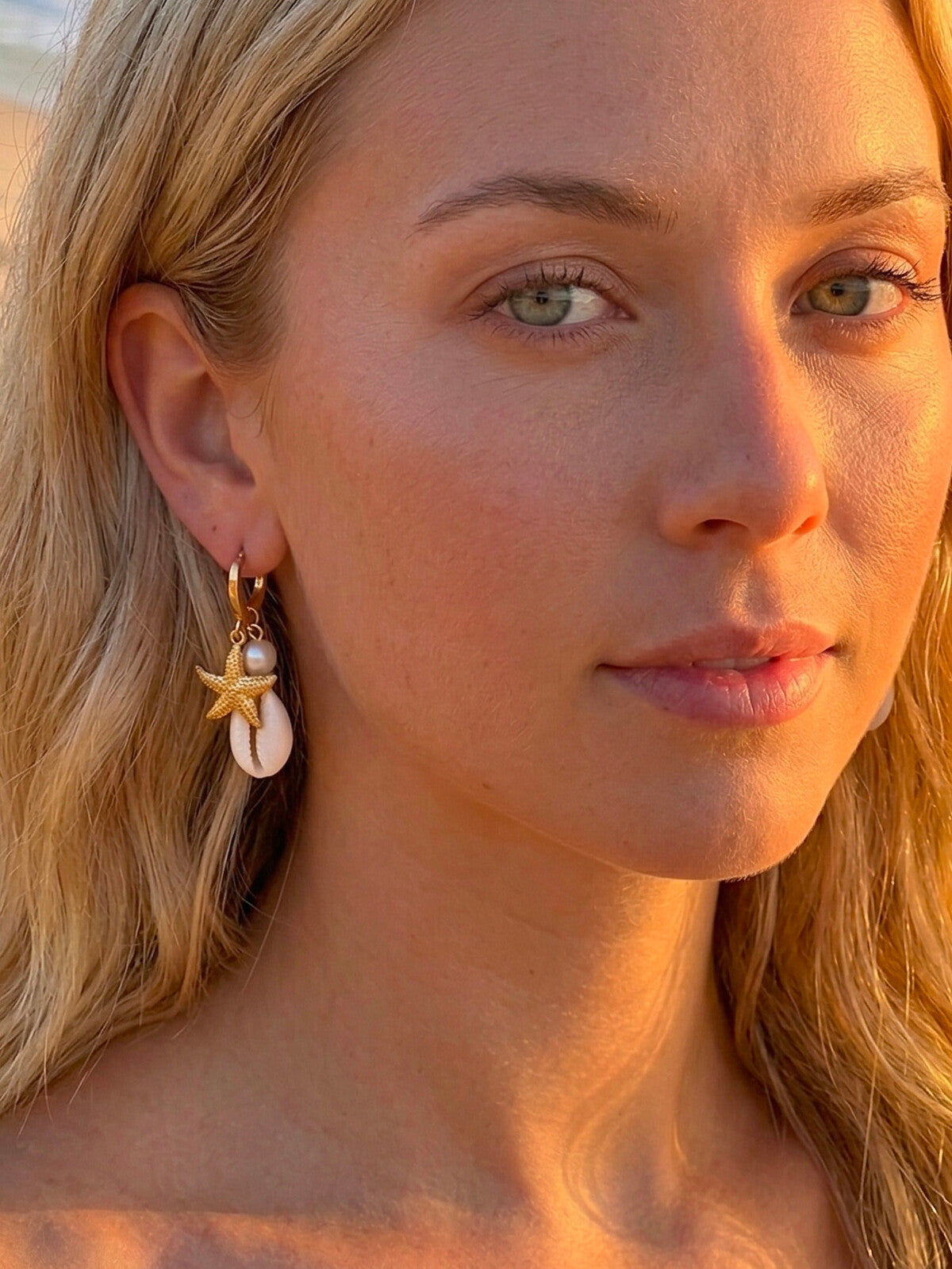 Boucles d'oreilles créoles étoile de mer coquillage cauris et perle
