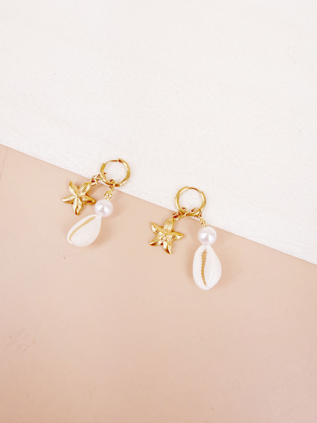 Boucles d'oreilles créoles étoile de mer coquillage cauris et perle