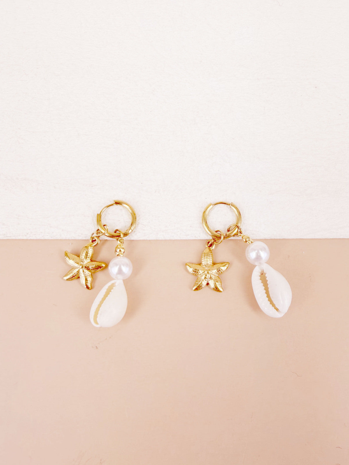 Boucles d'oreilles créoles étoile de mer coquillage cauris et perle