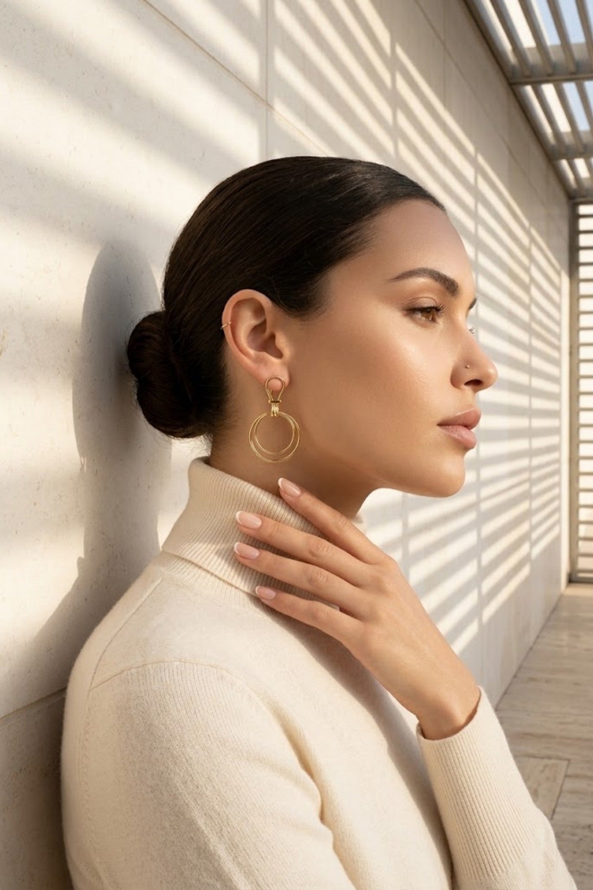Boucles d'oreilles pendantes dorées double anneau et attache goutte