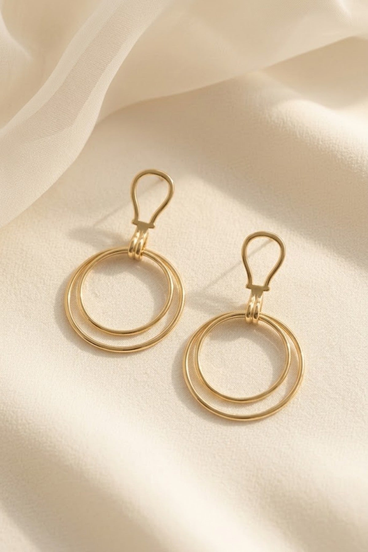 Boucles d'oreilles pendantes dorées double anneau et attache goutte