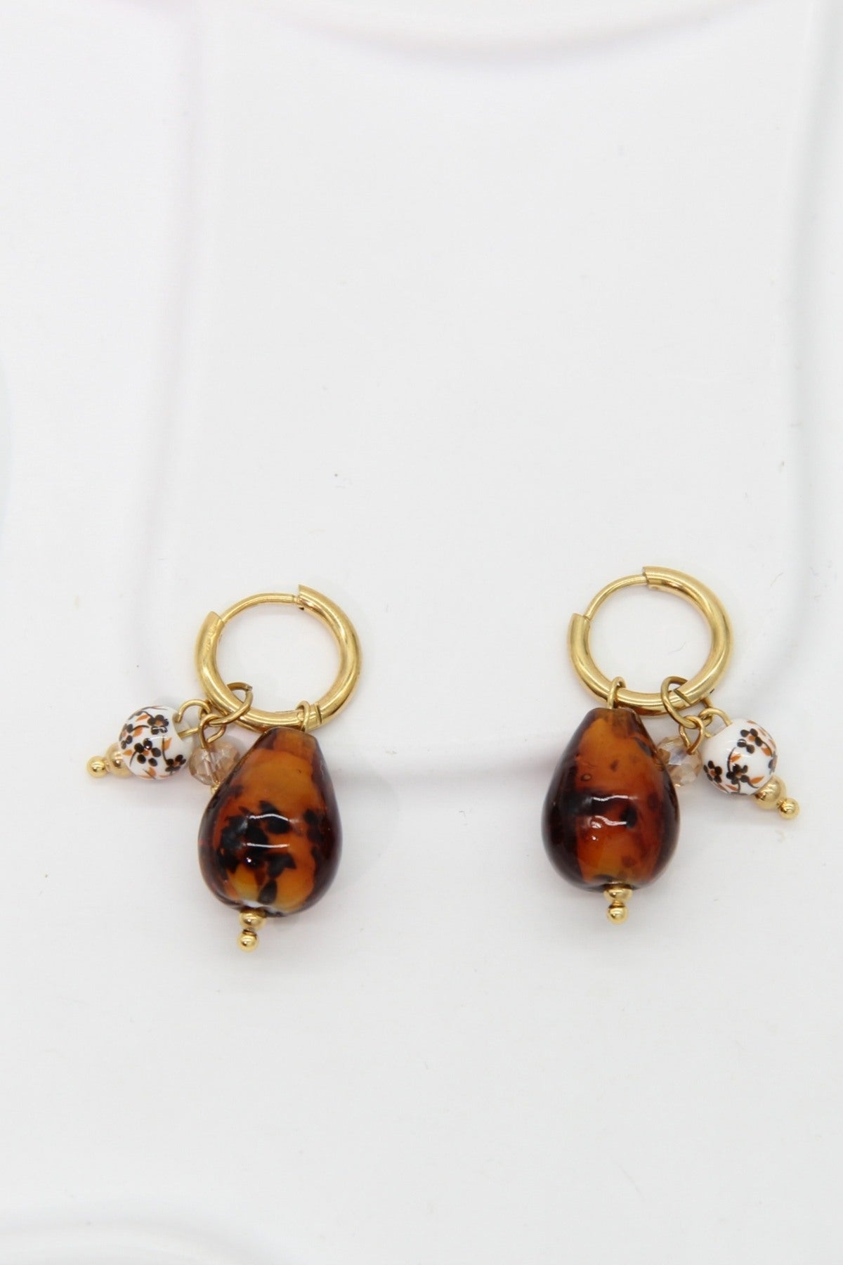 Boucles d'oreilles créoles dorées breloques goutte effet écaille et perle fleurie